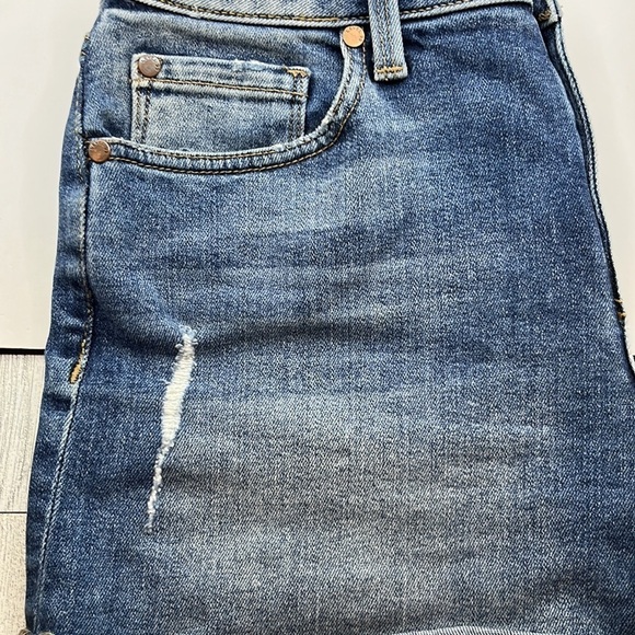 Level 99 3 1/2” Inseam Cuffed High Rise Shorts Size 29 - Picture 13 of 16